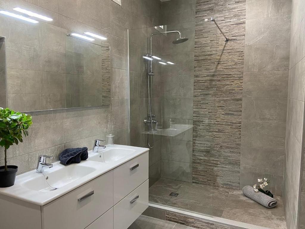 Stunning 2 Bedroom 2 Bathroom 2 Minutes To * Puerto del Carmen (Lanzarote)