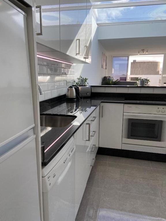 Stunning 2 Bedroom 2 Bathroom 2 Minutes To *